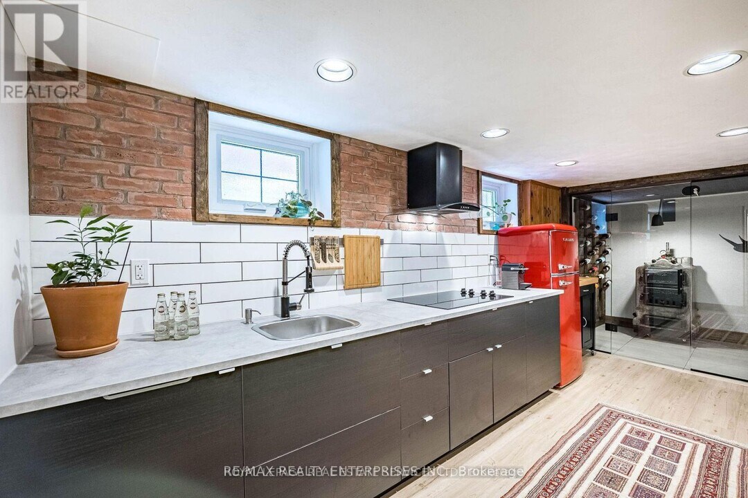 32 Seventh St in Toronto, ON - Building Photo