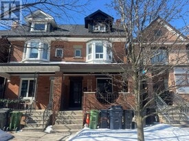 32 Earlscourt Ave in Toronto, ON - Building Photo
