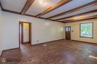 323 N 15th St in Manhattan, KS - Building Photo - Building Photo