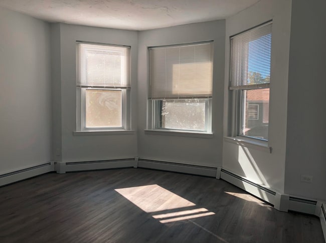 25 Chester St, Unit #3 in Boston, MA - Foto de edificio - Building Photo