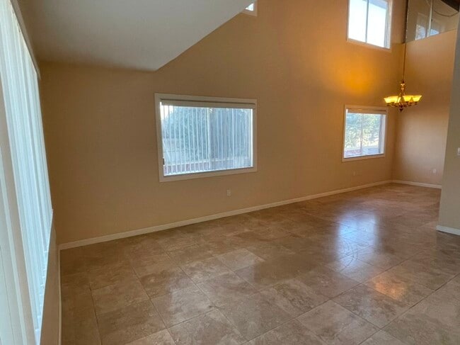 1808 Huntington Ln in Redondo Beach, CA - Foto de edificio - Building Photo
