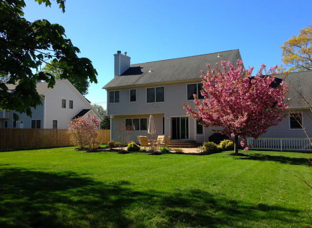 157 Little Plains Rd in Huntington, NY - Foto de edificio - Building Photo