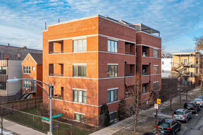 2505 W Potomac Ave in Chicago, IL - Foto de edificio - Building Photo