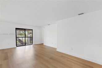 6061 Shaker Wood Cir in Tamarac, FL - Foto de edificio - Building Photo