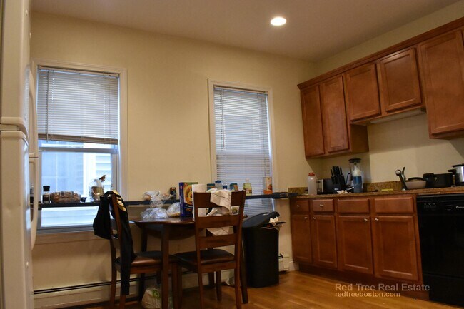 143 Hillside St, Unit 2 in Boston, MA - Foto de edificio - Building Photo
