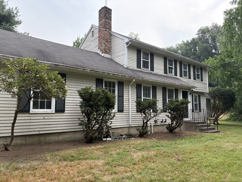 1240 Bronson Rd in Fairfield, CT - Building Photo