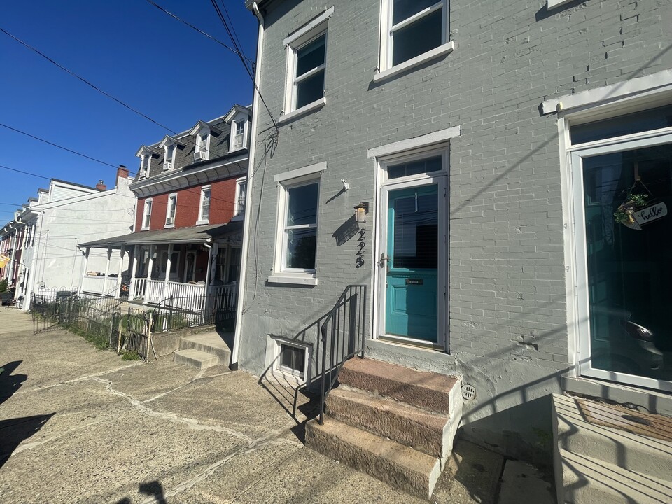 225 Hall St in Phoenixville, PA - Building Photo