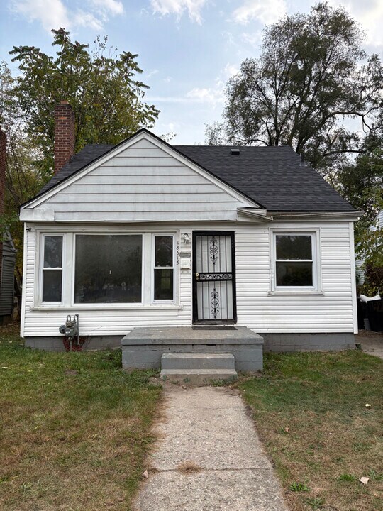 18615 Pembroke Ave in Detroit, MI - Building Photo