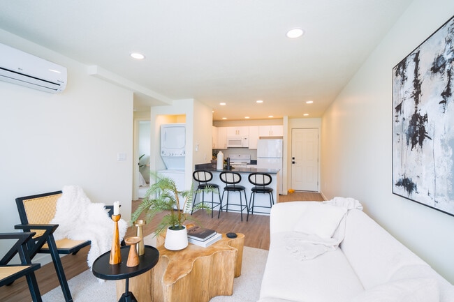 SoTro Apartments in Salt Lake City, UT - Foto de edificio - Building Photo