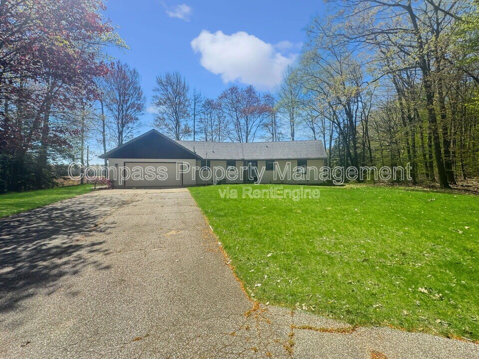 18325 W Spring Lake Rd in Spring Lake, MI - Building Photo