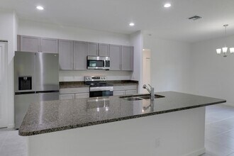 2361 SW Chateau Terrace in Port St. Lucie, FL - Foto de edificio - Building Photo