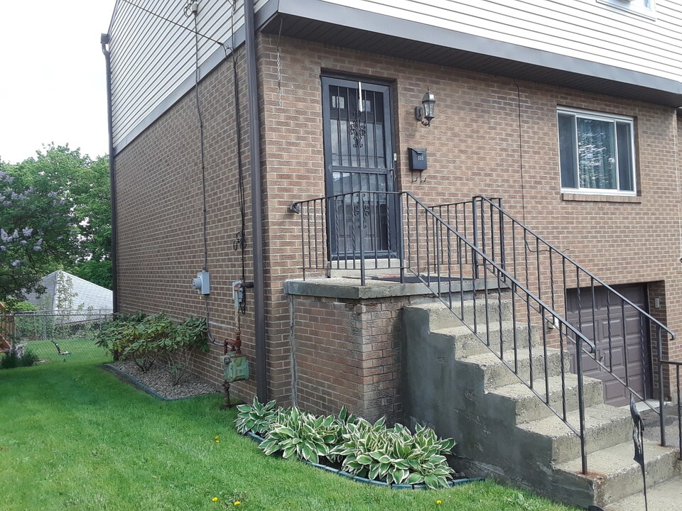 335 Ridgewood Ave in Pittsburgh, PA - Building Photo