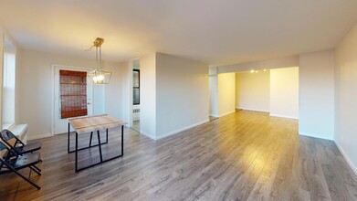 35-20 Leverich St in Queens, NY - Building Photo - Building Photo