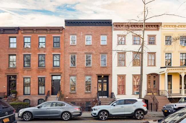 242A Adelphi St in Brooklyn, NY - Foto de edificio - Building Photo