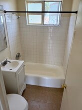10215 California Ave, Unit E in South Gate, CA - Foto de edificio - Building Photo