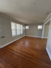 6227 Rockhill Rd in Kansas City, MO - Building Photo - Building Photo