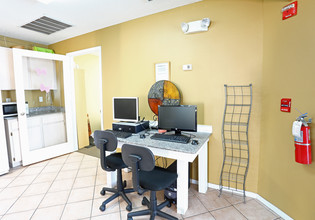 Regency Palms Apartments in Port Richey, FL - Building Photo - Interior Photo