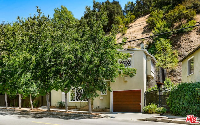 2326 Canyon Dr in Los Angeles, CA - Building Photo - Building Photo
