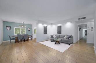 121 S Palm Dr, Unit 203 in Beverly Hills, CA - Building Photo - Building Photo