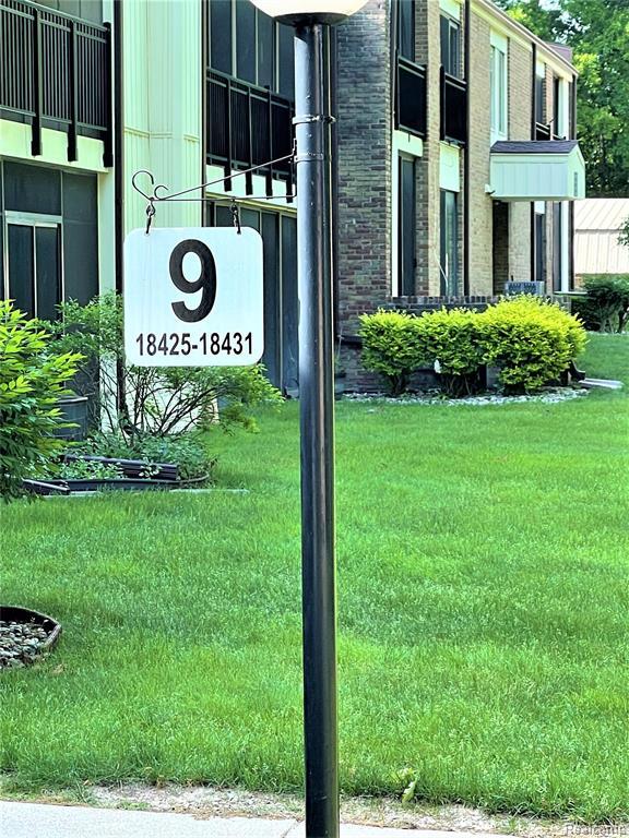 18427 University Park Dr in Livonia, MI - Building Photo - Building Photo