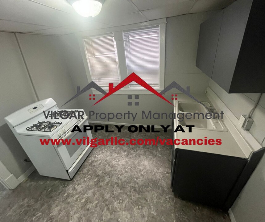 658 Connecticut St, Unit Bottom (Basement) in Gary, IN - Building Photo