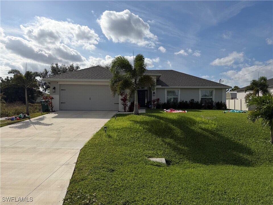 4236 NE 20th Pl in Cape Coral, FL - Building Photo