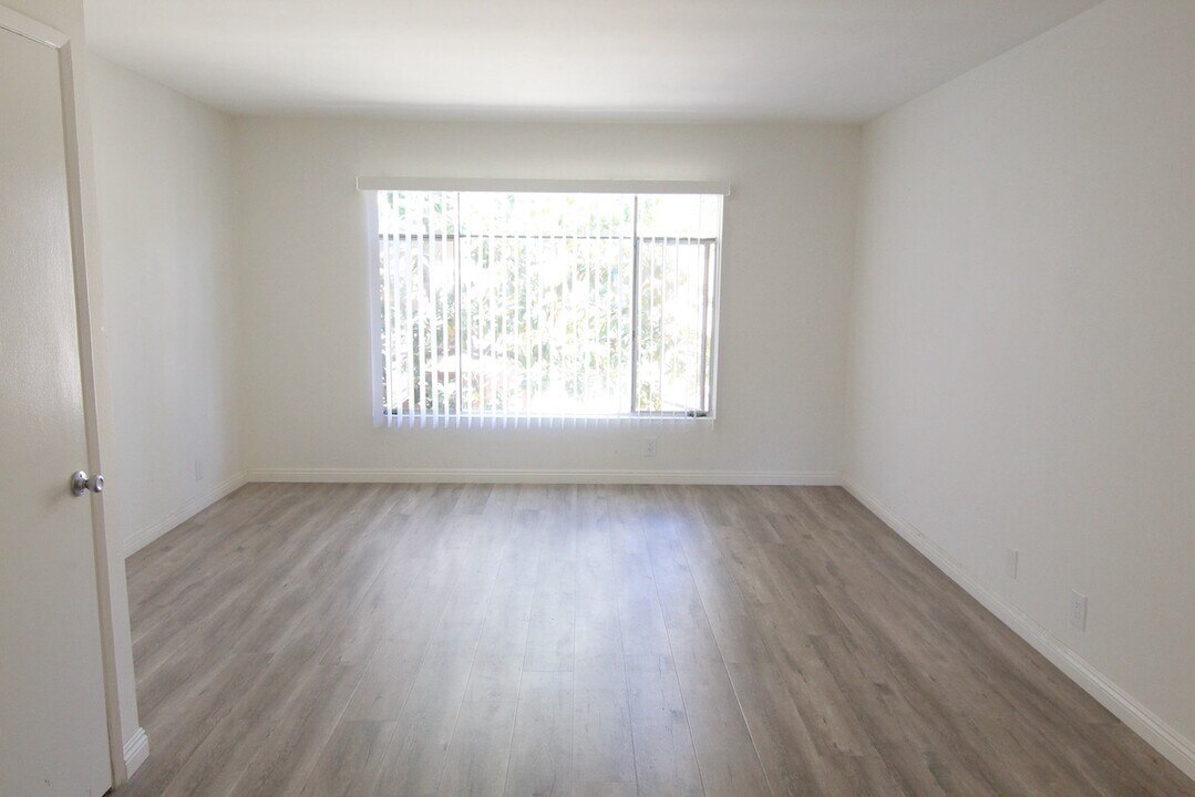 11747 Dorothy St in Los Angeles, CA - Building Photo