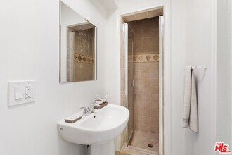 1635 S Beverly Glen Blvd in Los Angeles, CA - Building Photo - Building Photo