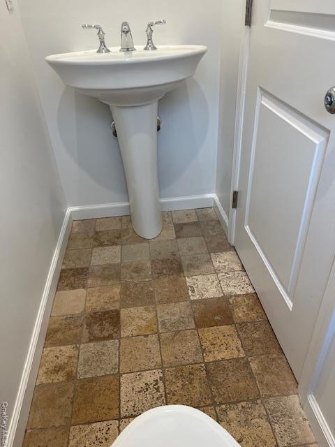 50 Sintsink Dr E in Port Washington, NY - Building Photo - Building Photo