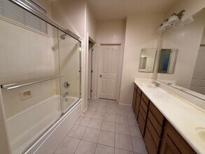 1985 Linden Rd in West Sacramento, CA - Building Photo - Building Photo