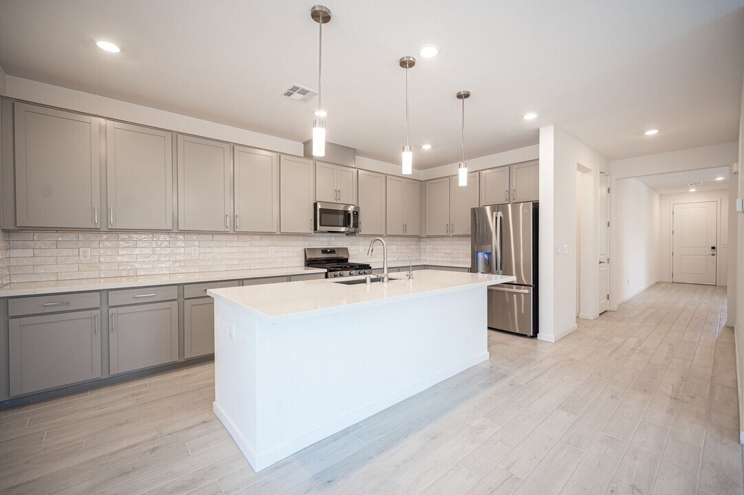 8665 Edmond St in Las Vegas, NV - Building Photo