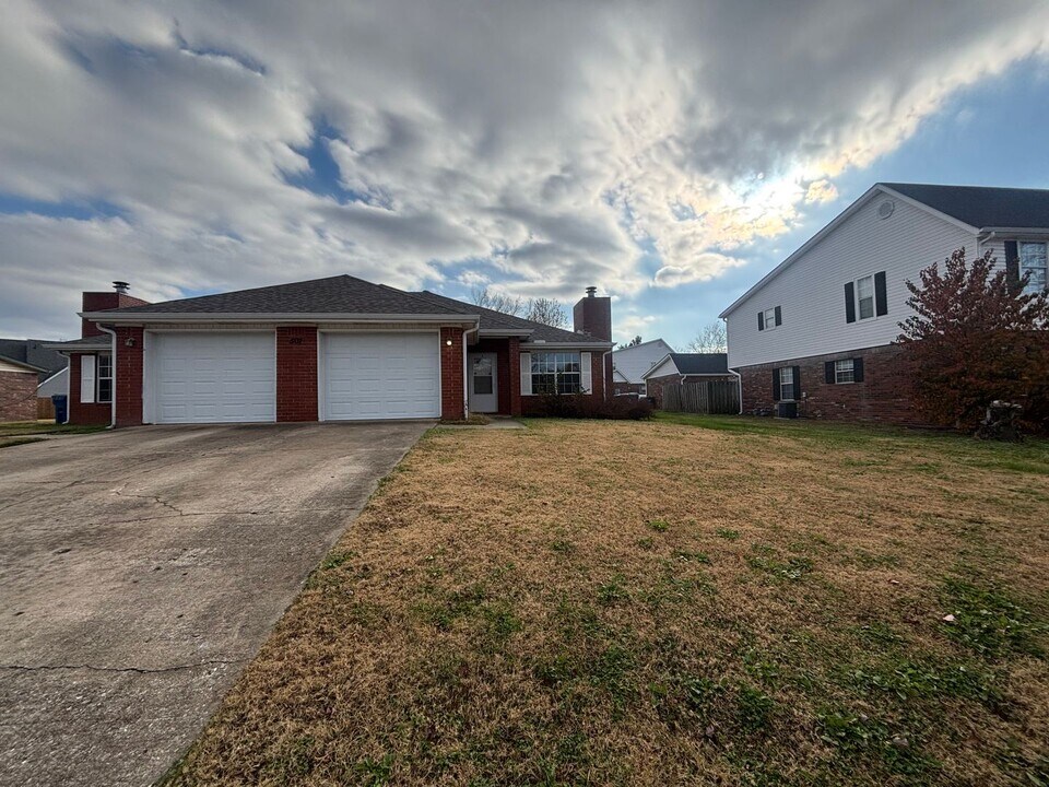 507 Camellia Dr in Bentonville, AR - Building Photo