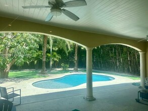 6845 SW 52nd St in Miami, FL - Building Photo - Building Photo