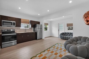 21 NE 48th St in Miami, FL - Building Photo