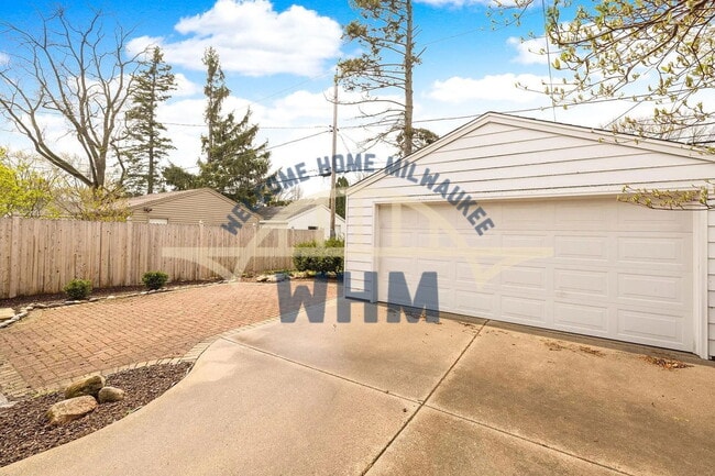 5249 N Shoreland Ave in Whitefish Bay, WI - Building Photo - Building Photo