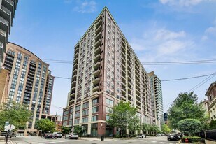 451 W Huron St in Chicago, IL - Building Photo