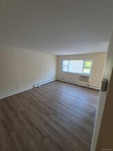 58 S Clinton Ave in Bay Shore, NY - Building Photo - Building Photo