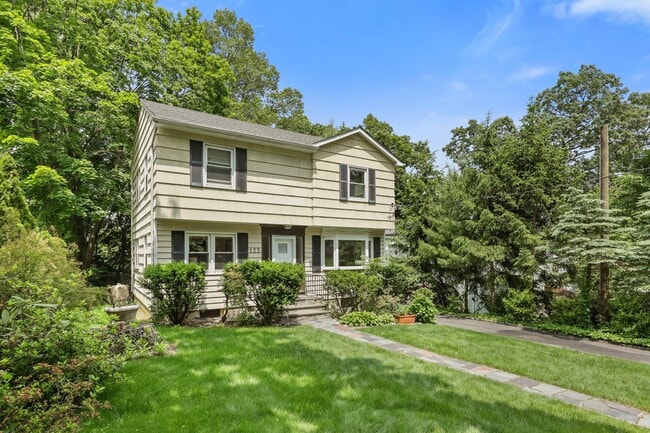 125 Brown Rd in Scarsdale, NY - Building Photo - Building Photo