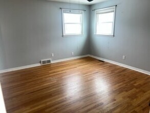 80 Coolidge Rd in North Syracuse, NY - Foto de edificio - Building Photo