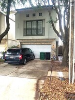 5744 Kiam St in Houston, TX - Building Photo