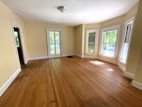 134 Central St, Unit 1 in Northfield, VT - Foto de edificio - Building Photo