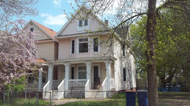 2426 W 2nd St, Unit #1-First floor in Duluth, MN - Building Photo - Building Photo