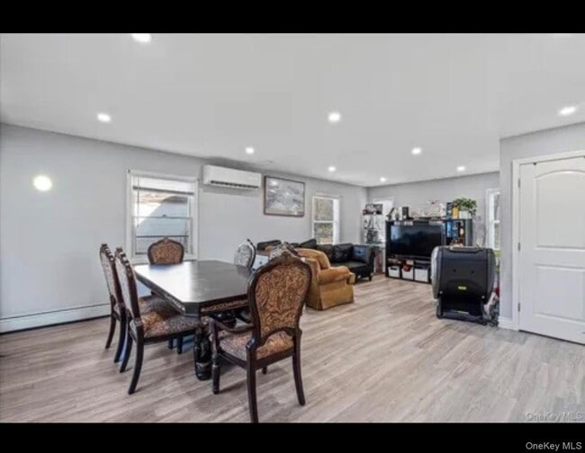 57 Pond Ln in Levittown, NY - Building Photo - Building Photo