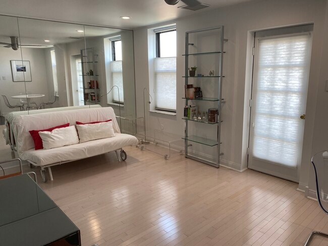 2138 California St NW, Unit Studio Apartment in Washington, DC - Building Photo - Building Photo