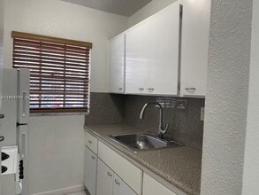 75 Fairway Dr in Miami Springs, FL - Building Photo - Building Photo