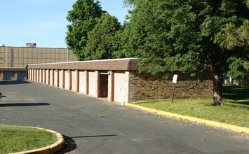 Stanley Court Apartments in Bloomington, MN - Foto de edificio - Building Photo