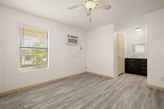 210 W 38th St in Austin, TX - Building Photo - Building Photo