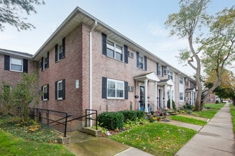 Langdale Gardens in New Hyde Park, NY - Building Photo - Building Photo