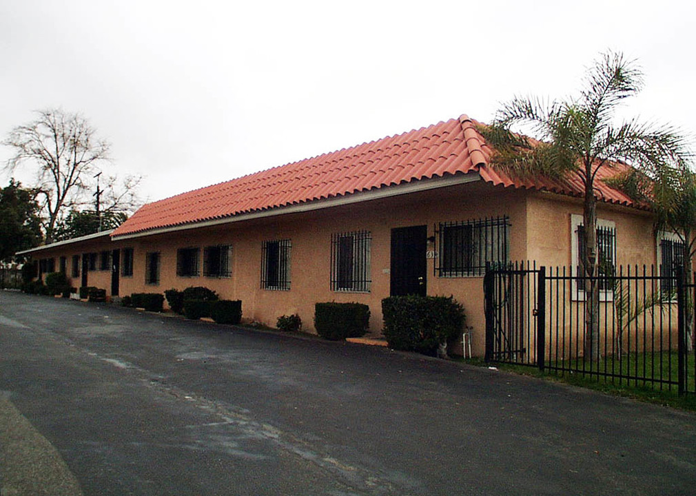 636 E Imperial Hwy in Los Angeles, CA - Building Photo