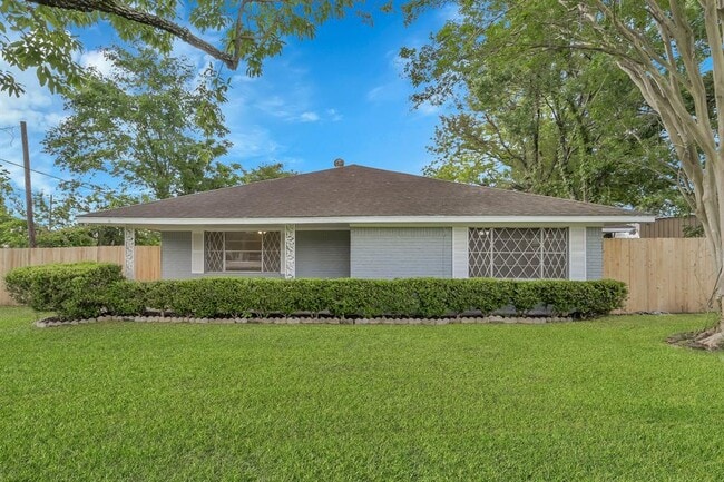 206 E Powell St in Willis, TX - Building Photo - Building Photo